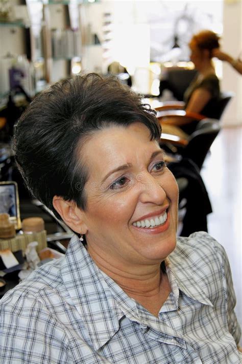 Spaanse Vrouwelijke Brunette Op Middelbare Leeftijd Stock Foto Image Of Charme Brunette