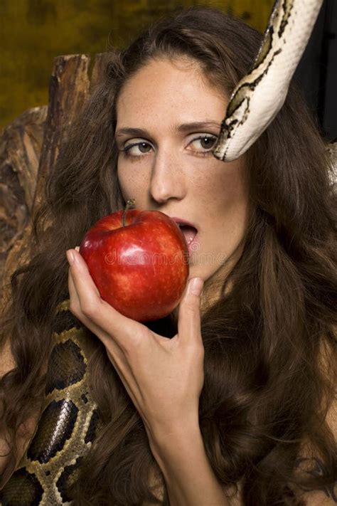 Porträt Junger Dame Der Schönheit Mit Schlange Und Rotem Apfel Stockfoto Bild von bikini