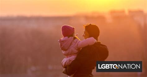 Mamá gay reflexiona sobre ser la madre que no da a luz y le dice a la gente que revise sus