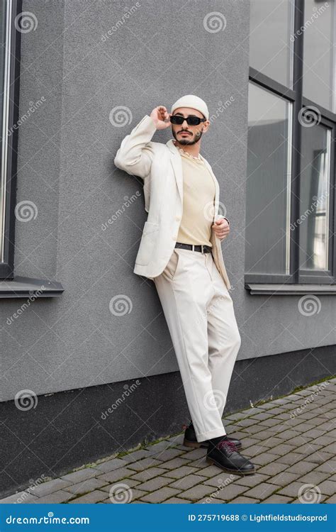 Hombre Gay De Moda Con Gafas De Sol Y Foto De Archivo Imagen De Chaqueta Estilo