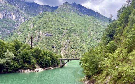 Fare Unescursione Sulle Dolomiti è Un Modo Rinfrescante Per Vedere Lo