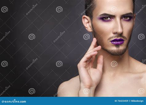 Gay Homem Consideravelmente Sensual Da Forma Composição E Barba Da Arte Imagem de Stock