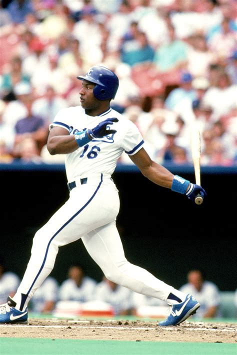 Why did Bo Jackson run up the outfield wall in 1990? - oggsync.com