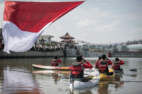 Upacara Pengibaran Bendera Di Tengah Sungai Antara Foto