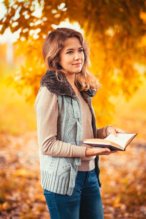 Portrait D Une Belle Fille Sexy De Mode Dans Une Robe Rouge Sur La Nature Du Parc Photo Stock