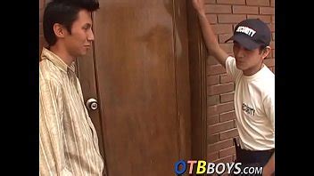 Jovencito Atractivo Se Mete Una Polla Gigante Por El Ojete Estrecho XVIDEOS