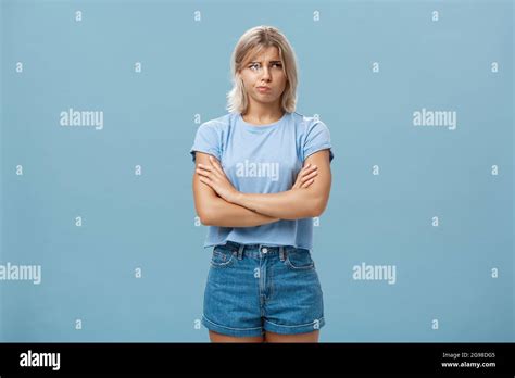 Femme Blonde Troubl E Et Perplexe Avec Peau Bronz E Tenir Les Mains