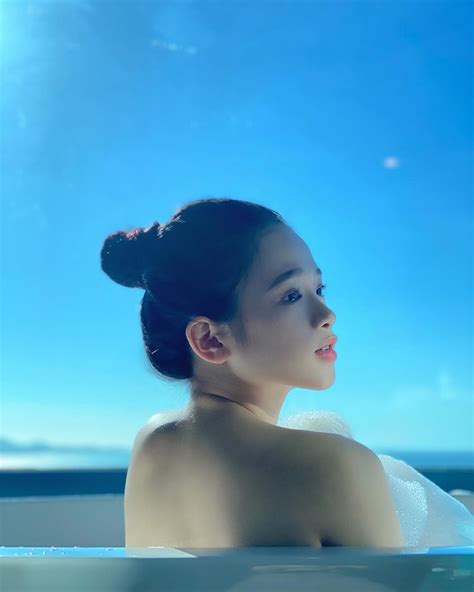 18 tuổi hot girl Linh Ka ngày càng gợi cảm hết khoe ảnh lưng trần lại tới ảnh tắm bồn nóng bỏng