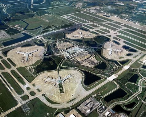 Qual o maior aeroporto do mundo? Conheça os 10 gigantes da aviação