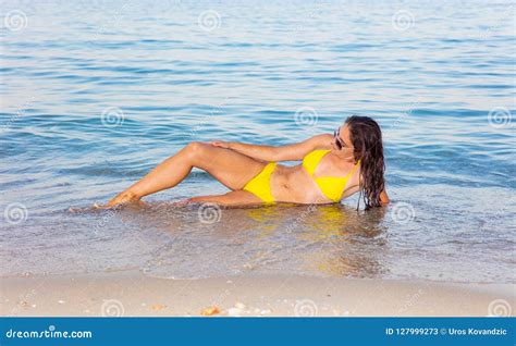 Mujer En Bikini Amarillo En La Playa Imagen De Archivo Imagen De