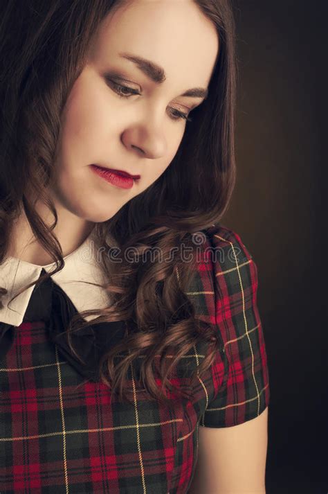 Netter Brunette Im Schottenstoffkleid Mit Den Roten Lippen Und Den
