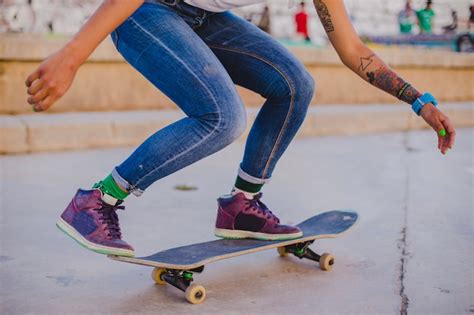 Brunette M Dchen Reiten Skateboard Hocke Kostenlose Foto