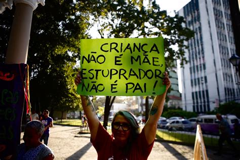 Multidão protesta contra PL do estupro no centro do Recife Marco