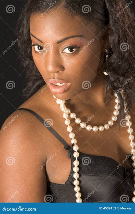 Mooi Zwart Meisje In Zwarte Lingerie Portret Stock Foto Image Of Zwart Donker 4539152