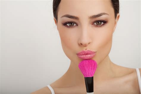 Zmysłowość i delikatność Makijaż nude trendem na zimę Kreatywna pl