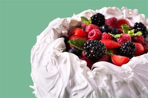 Delicioso Pastel De Pavlova Con Merengue Y Bayas Frescas Sobre Fondo