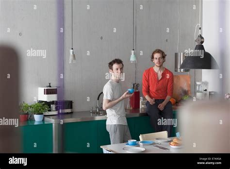 Jeune homme gay font l amour Banque de photographies et dimages à haute résolution Alamy