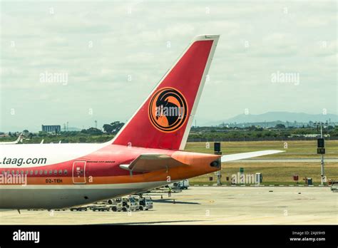 Taag Angola Airlines Y El Logotipo De Cola De Aviones En El Aeropuerto