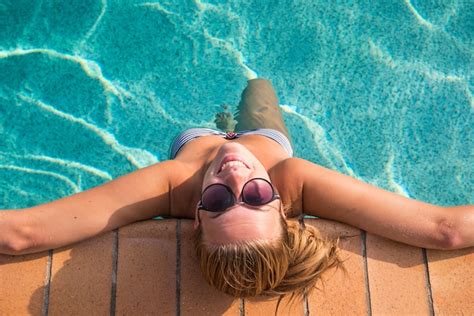Femme Sexy En Bikini B N Ficiant Du Soleil D T Et Du Bronzage Pendant Les Vacances En Piscine