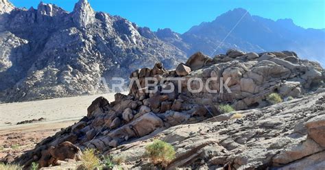 الاستمتاع بالمناظر الطبيعية في وقت النهار، سلسلة الجبال المجاورة لصخرة ...