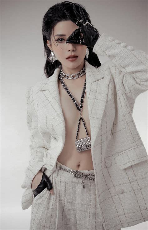 Ph T Hi N N Th N M C Bikini I B N Cung D Ng Nu T C N Y B O Sao Di N G C Ng P