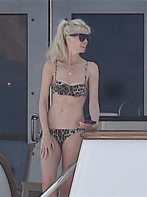 Claudia Schiffer deslumbró con un bikini de leopardo a los años Infobae