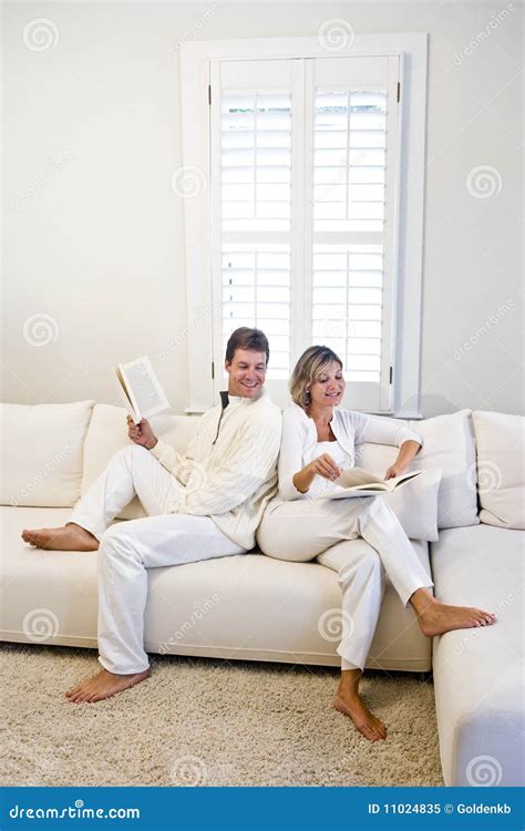 Par Mature Avläsning Som Tillsammans Kopplar Av Fotografering för Bildbyråer Bild av bakgrund