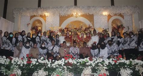 Praktik Upacara Pernikahan Adat Minang Di Sman 2 Tasikmalaya Endang
