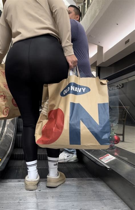 Latina MILF With An INSANE Fat Ass OC Spandex Leggings Yoga Pants Forum