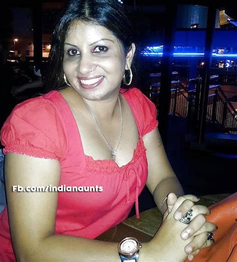 Busty Indian Nri Aunty Showing Cleavage Indian Desi Nude Girls Aunties Bhabhies