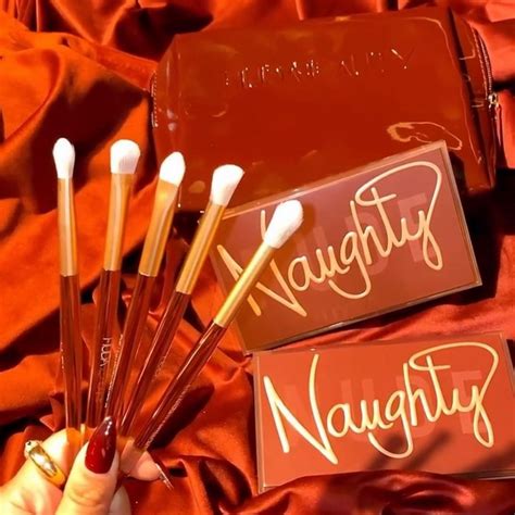 Новая палетка теней для век Huda Beauty Naughty Nude Eyeshadow Palette Holiday BEAUTYNEWS RU