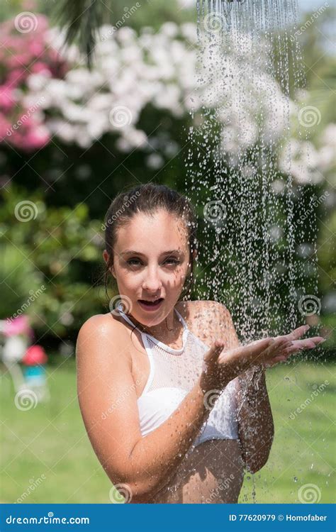 Bikini Di Usura Della Ragazza Che Sta Sotto La Doccia All Aperto Dello Stagno Immagine Stock