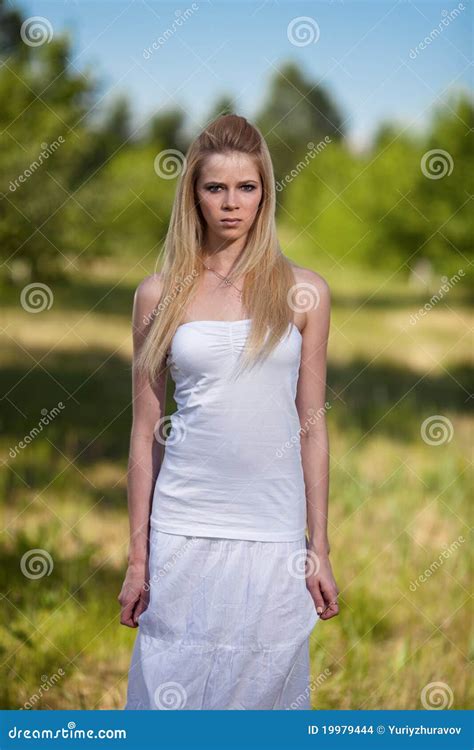 Belle Femme Blonde En Stationnement Photo Stock Image Du Jour For T