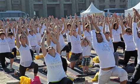 NYC Men S Yoga Class Meets In The Nude UPI