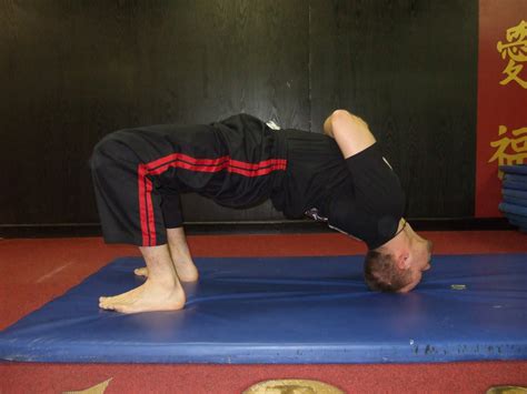 Neck Bridging In Jiu-Jitsu – How To Do It Correctly - BJJ World