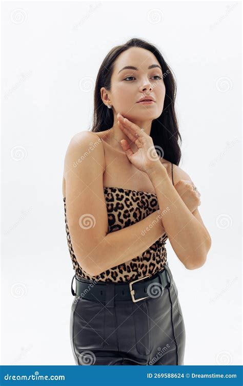 Jeune Brunette Pose En Studio Sur Fond Blanc Photo Stock Image Du Tony Fermer 269588624