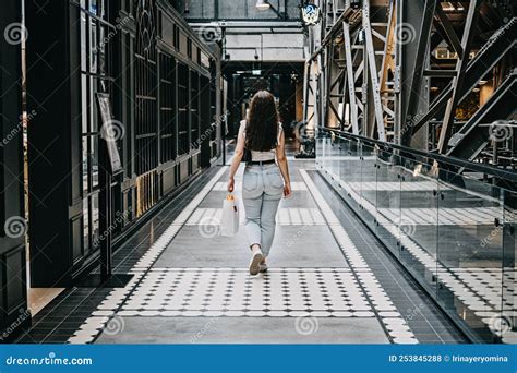 Joven Latina Moderna Caminando En Un Gran Centro Comercial Moderno Joven Y Bonita Brunette Foto