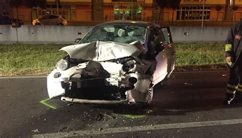 Codevilla Incidente Tra Auto Lungo La Provinciale Grave Una Enne