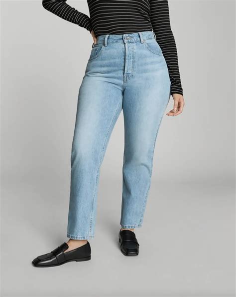 Stylish Boyfriend Jeans That Flatter Pear-Shaped Figures - Hunter Games Magazine