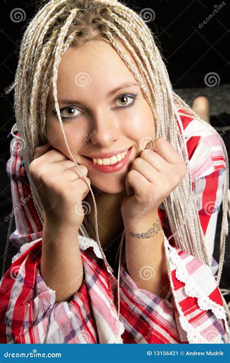 Blonde Avec De Longs Tresses Image Stock Image Du Assez Rester 13156421