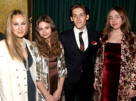 Cách nuôi con thiên vị của người đẹp Sex and the City Con trai mặc đồ cũ con gái ở phòng riêng