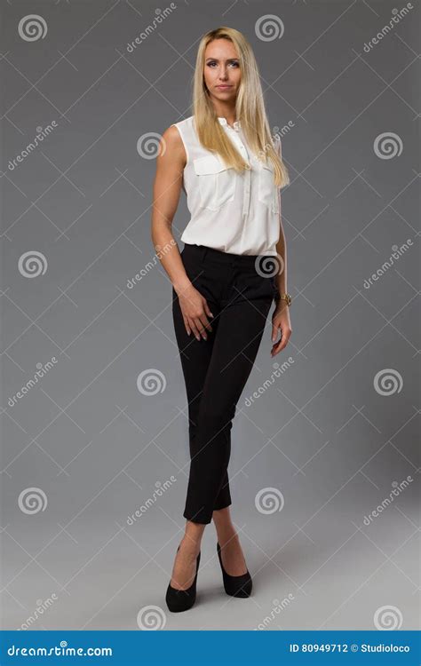 Elegante Blonde Frau Auf Gray Background Stockfoto Bild Von Baumuster Schwarzes 80949712