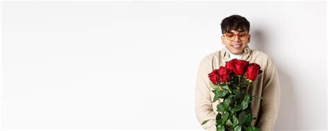 Homem Gay Alegre Recebe Rosas Vermelhas Do Namorado Parecendo Animado E Sorrindo Tendo Encontro