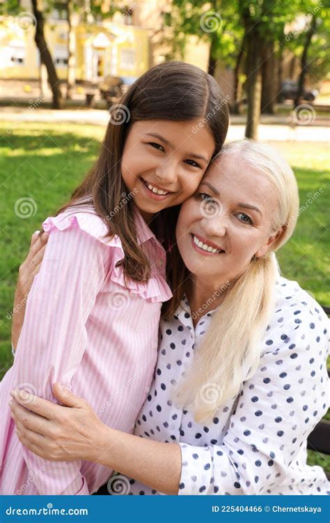 Femme Mature Avec Sa Petite Fille Dans Le Parc Photo Stock Image Du Heureux Caucasien 225404466