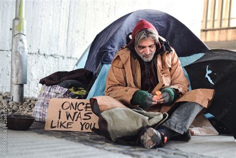 Foto De Homeless Beggar Man Sitting Outdoors In City Asking For Money