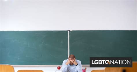 Estudiantes homofóbicos han hecho de la vida del profesor gay una pesadilla mientras la