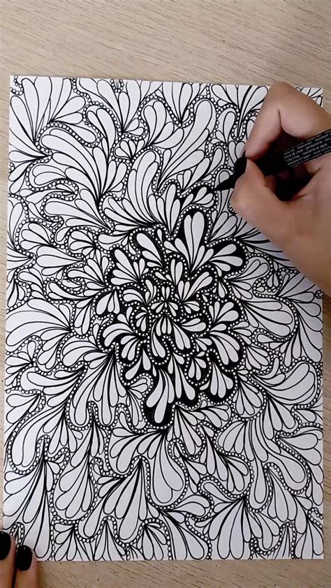 Making An Abstract Floral Doodle Using A Highlighter And Gel Pens In