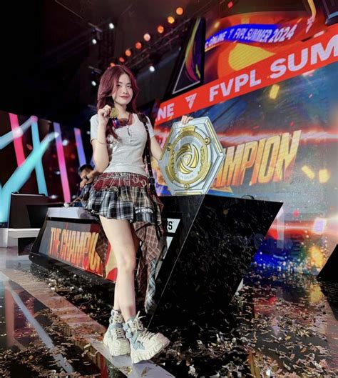 Danh tính hot girl mới nổi làng game lướt info cực đã mắt