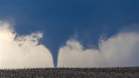 tornado strikes nebraska  hundreds  homes damaged  thousands