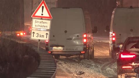 Nonstopnews Lkw Bleiben Auf Eingeschneiter Steigung Stecken